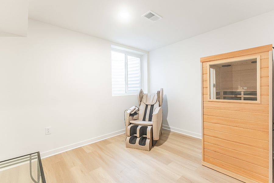 Recovery room (sauna and massage chair)