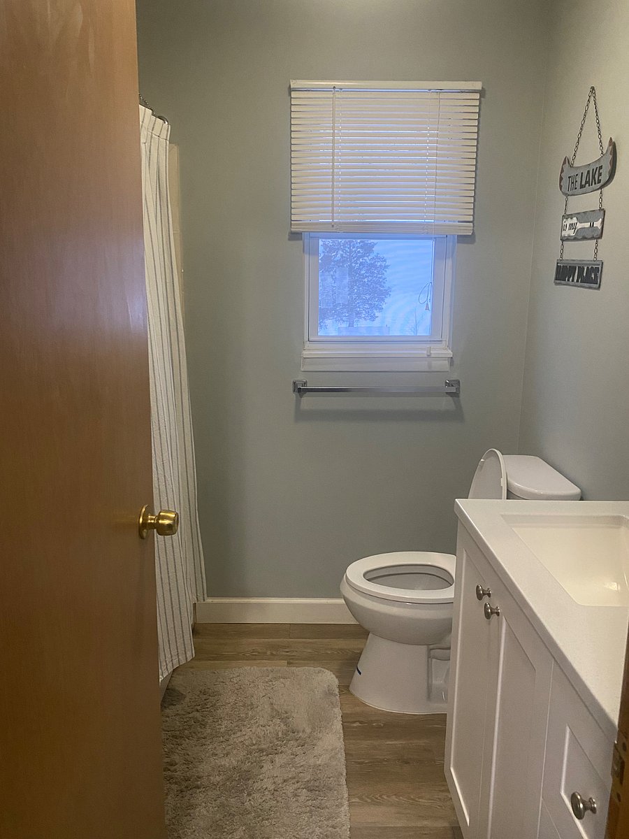 Clean and updated bathroom with jetted tub
