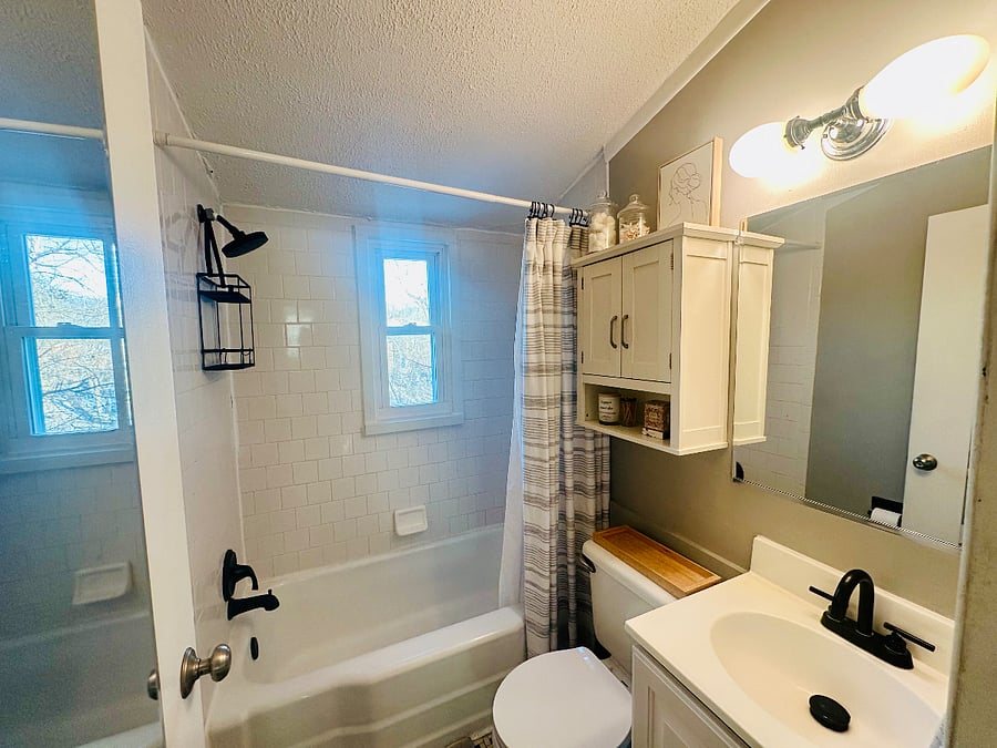 Full bath - upper level with both bedrooms