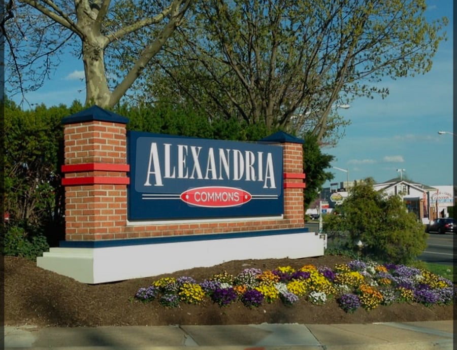 Walk to Alexandria Commons shopping Center. Giant Food, Urgent Care, Truist Bank, Jersey Mikes, Frank Pepes Pizza, Nail Salon, European Wax Center, Guitar Center, Glory Days Grill, The Halal Guys, ANC Store, & more!