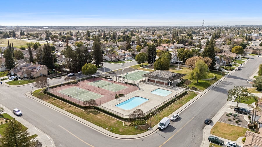 Community Amenities (Tennis Courts & Pool)
Access to nearby community pool, tennis courts, and outdoor amenities