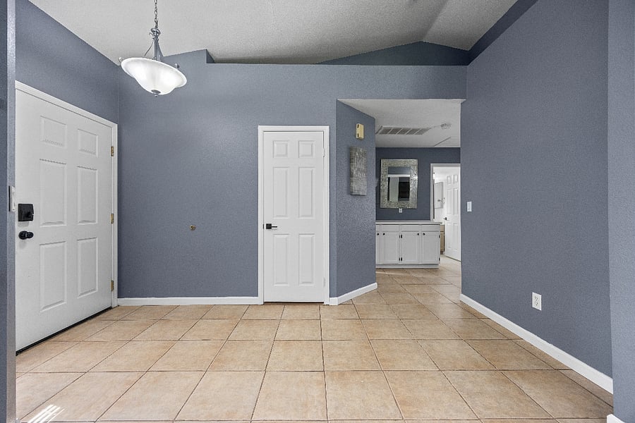 Entryway / Open Floor Plan
Open-concept layout with plenty of natural light
Welcoming entryway with spacious interior design
Clean and modern open living space
Functional layout ideal for families and professionals
