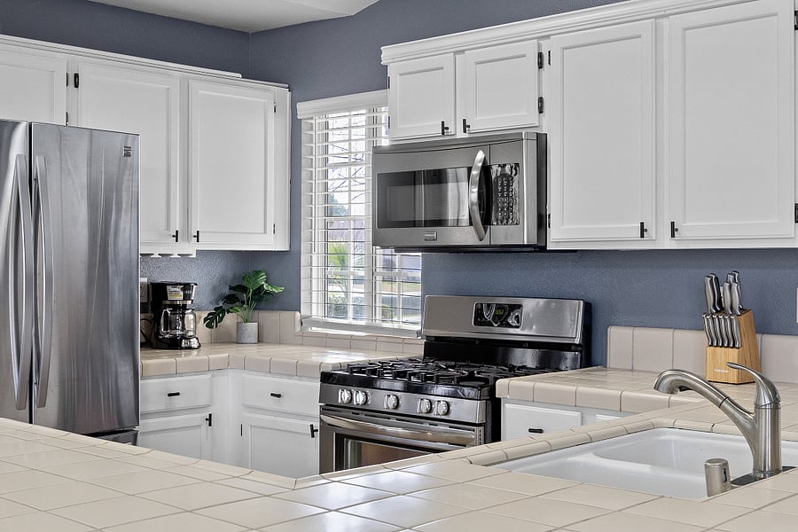 Kitchen
Fully furnished kitchen with cookware, utensils, and essentials included
Modern kitchen stocked for extended stays and daily cooking
Spacious kitchen with stainless steel appliances and ample counter space
Move-in ready kitchen with dining and cooking essentials provided