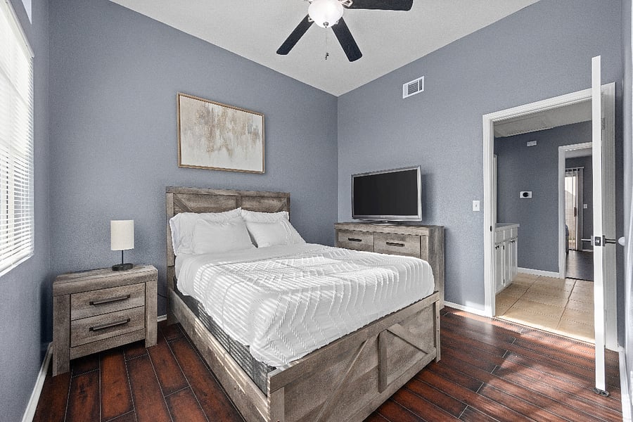 Guest Bedroom
Quiet guest bedroom ideal for traveling professionals or families