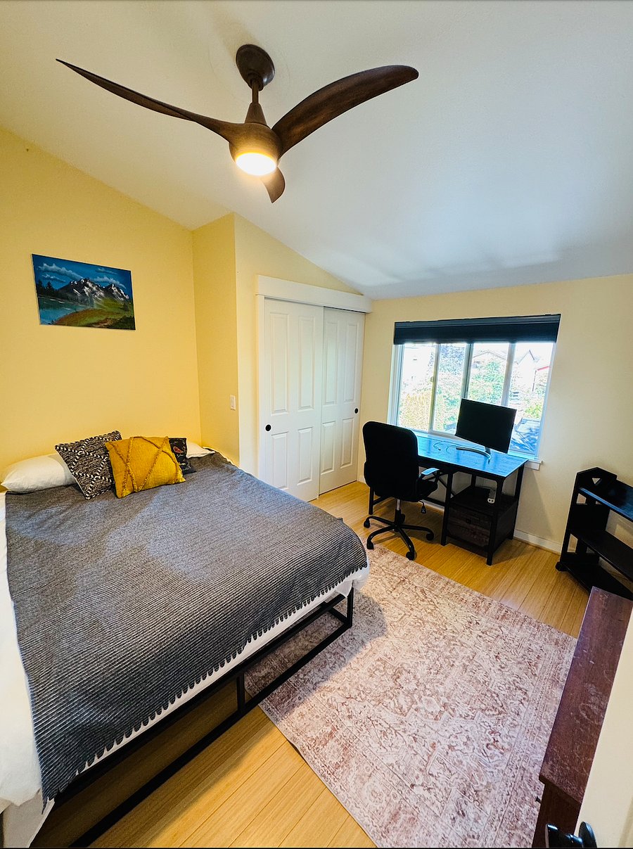Second bedroom w/ bathroom