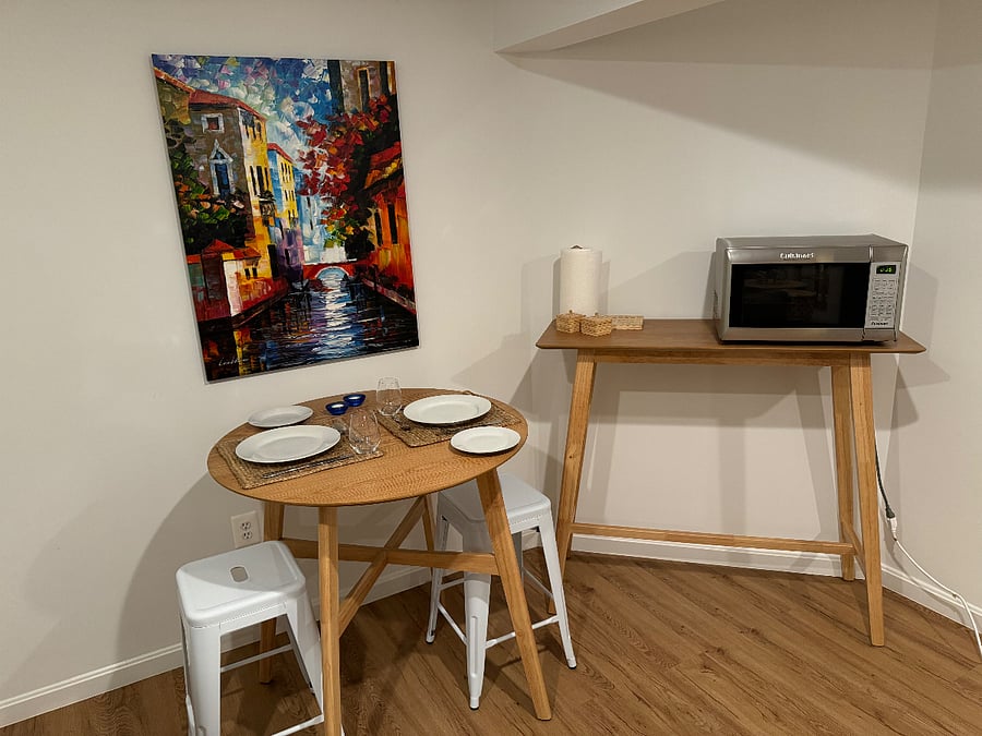 Eat in table / workspace + microwave oven