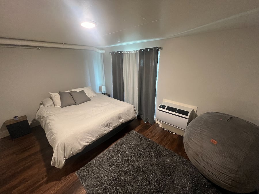 Open loft bedroom with 1 king size bed & 1 queen size beanbag