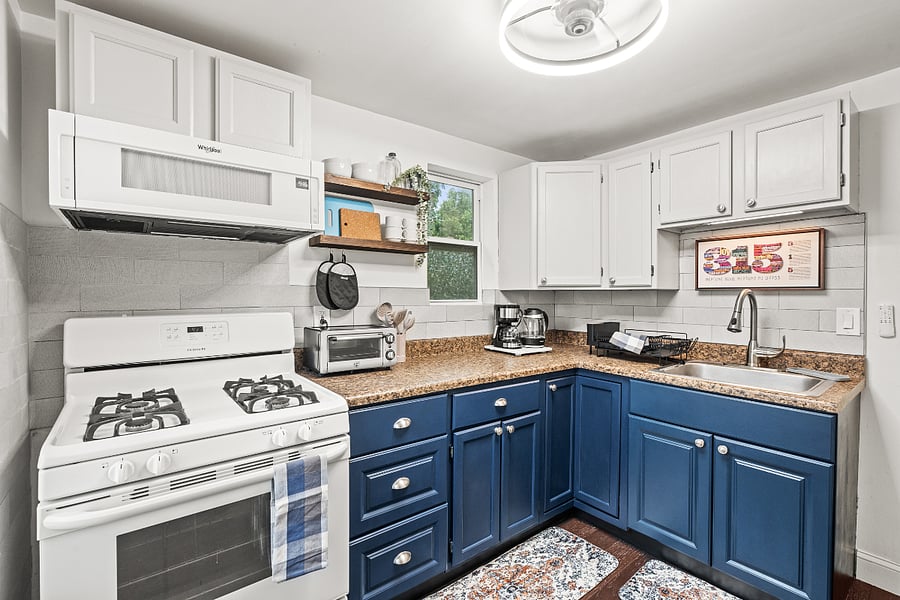 Kitchen. Ceiling Light w/fan. Motion detector under cabinet lights.