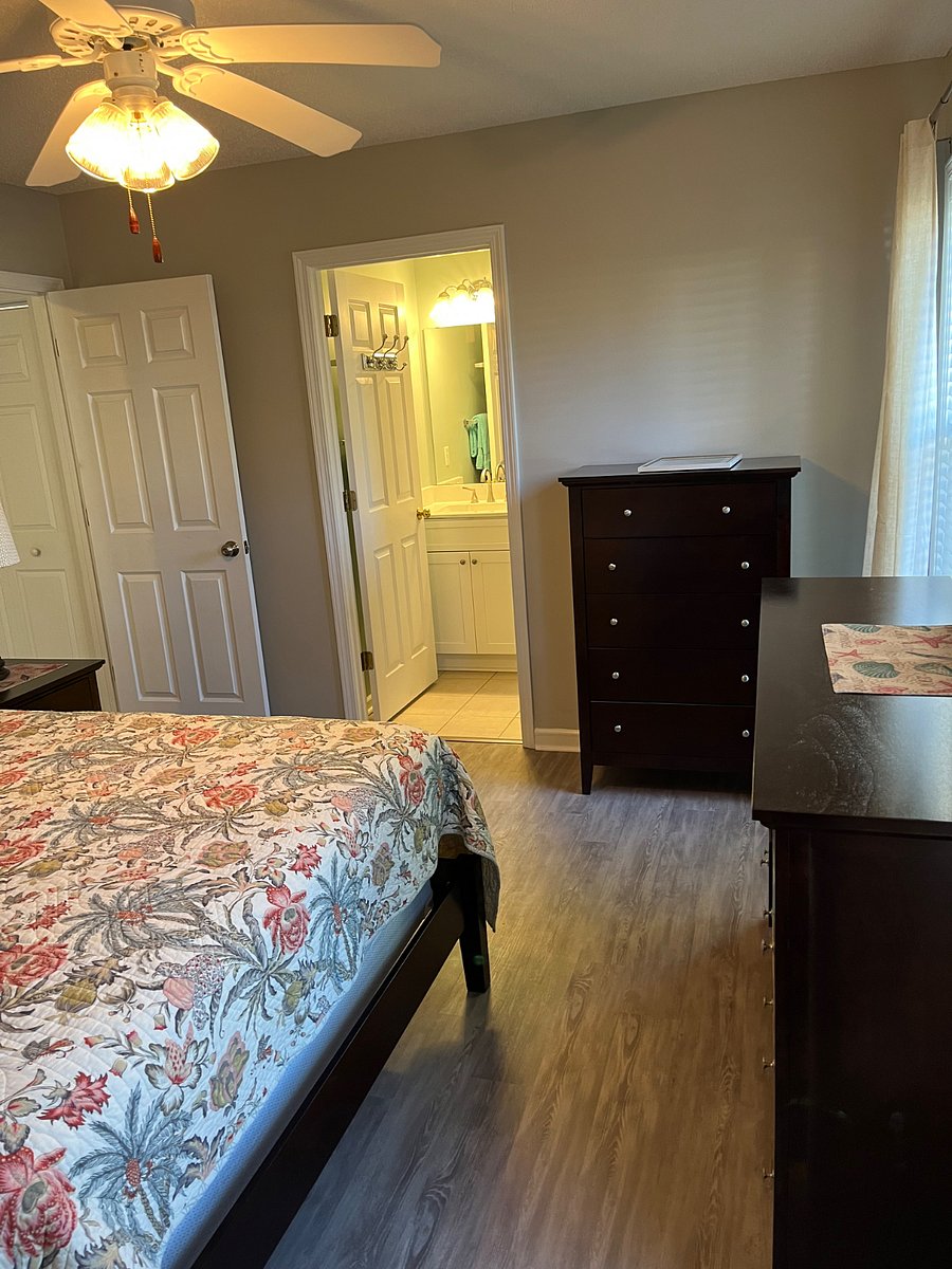 Queen bed with private bath, 2large closets