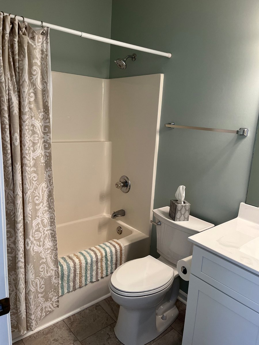 Full bath off hallway upstairs