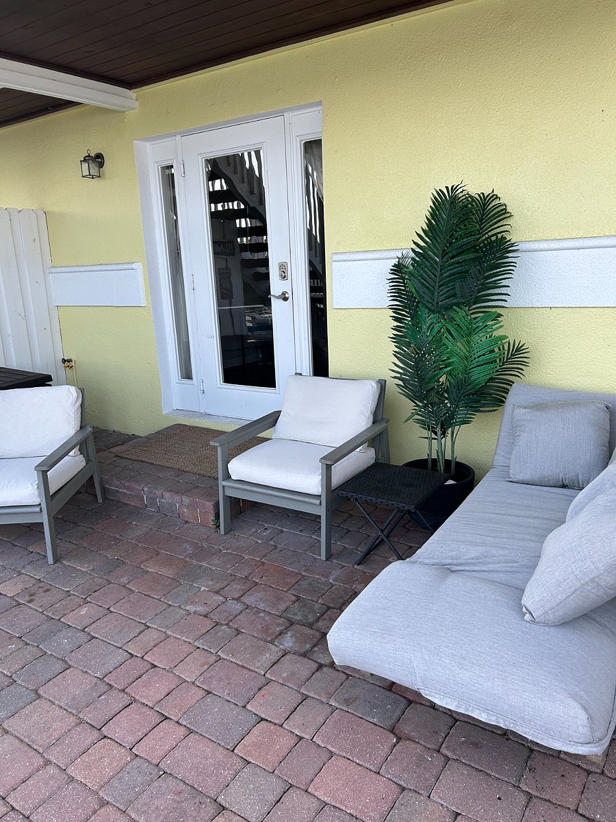 Relaxing Private Patio Overlooking One of the Most Beautiful Views in St. Petersburgh  