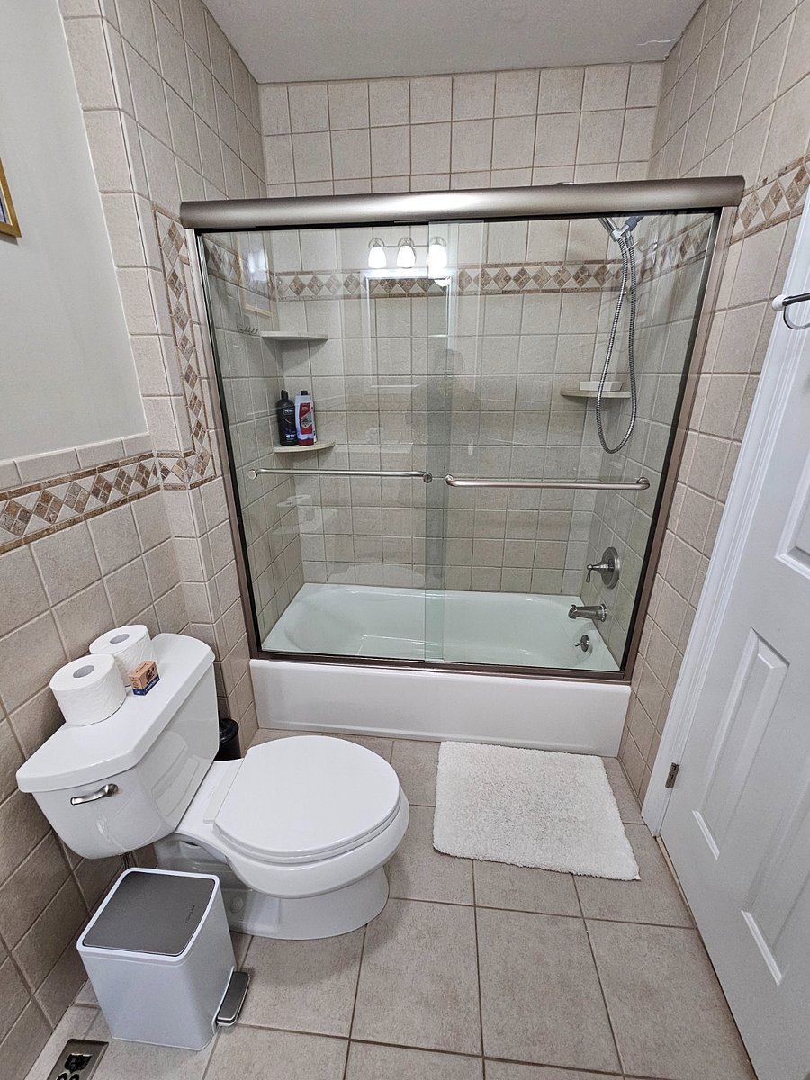 Hallway Bath (Shared with Queen and Full Bedrooms)