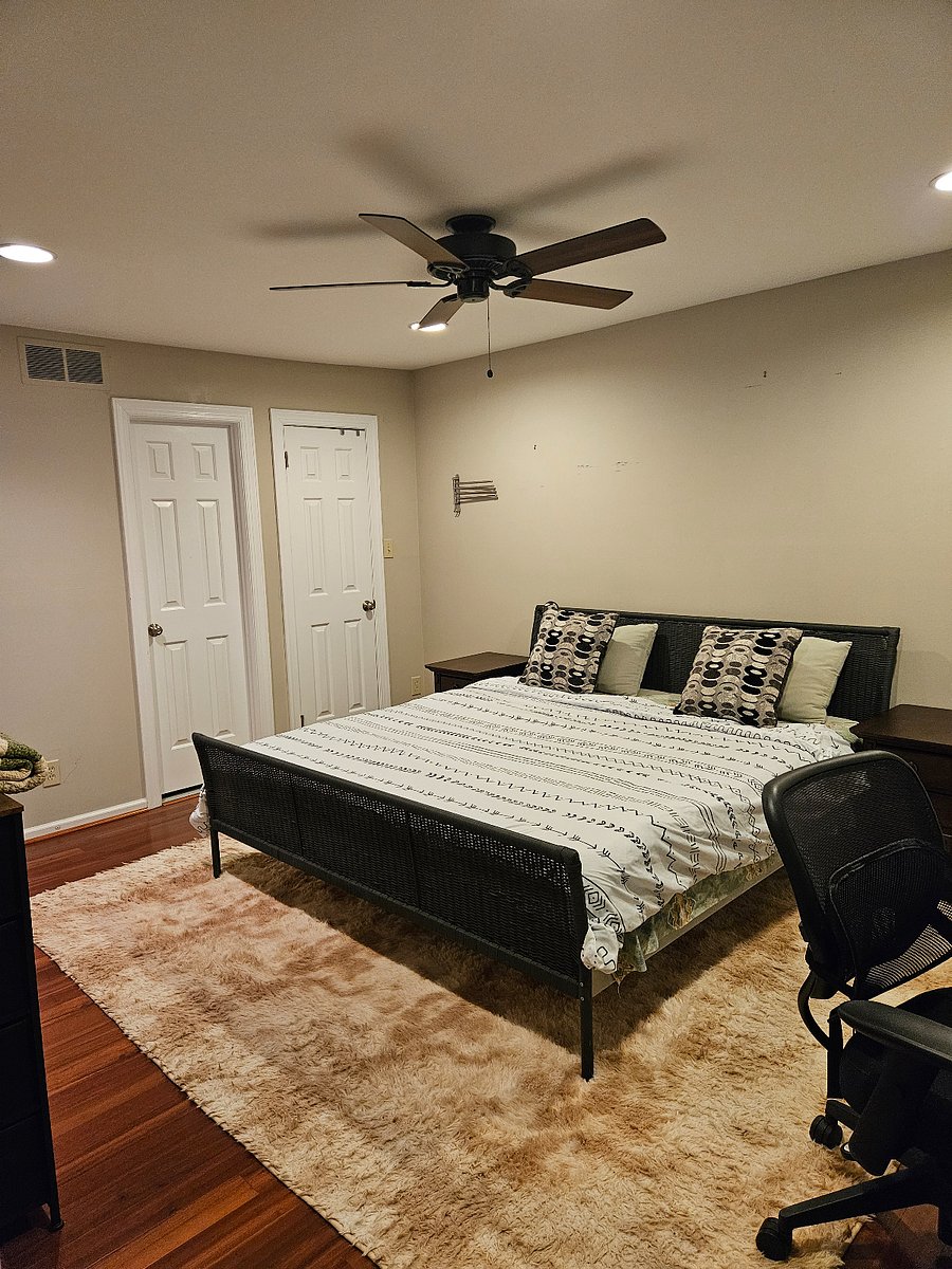 Master Suite (King Bed + Private Bath)