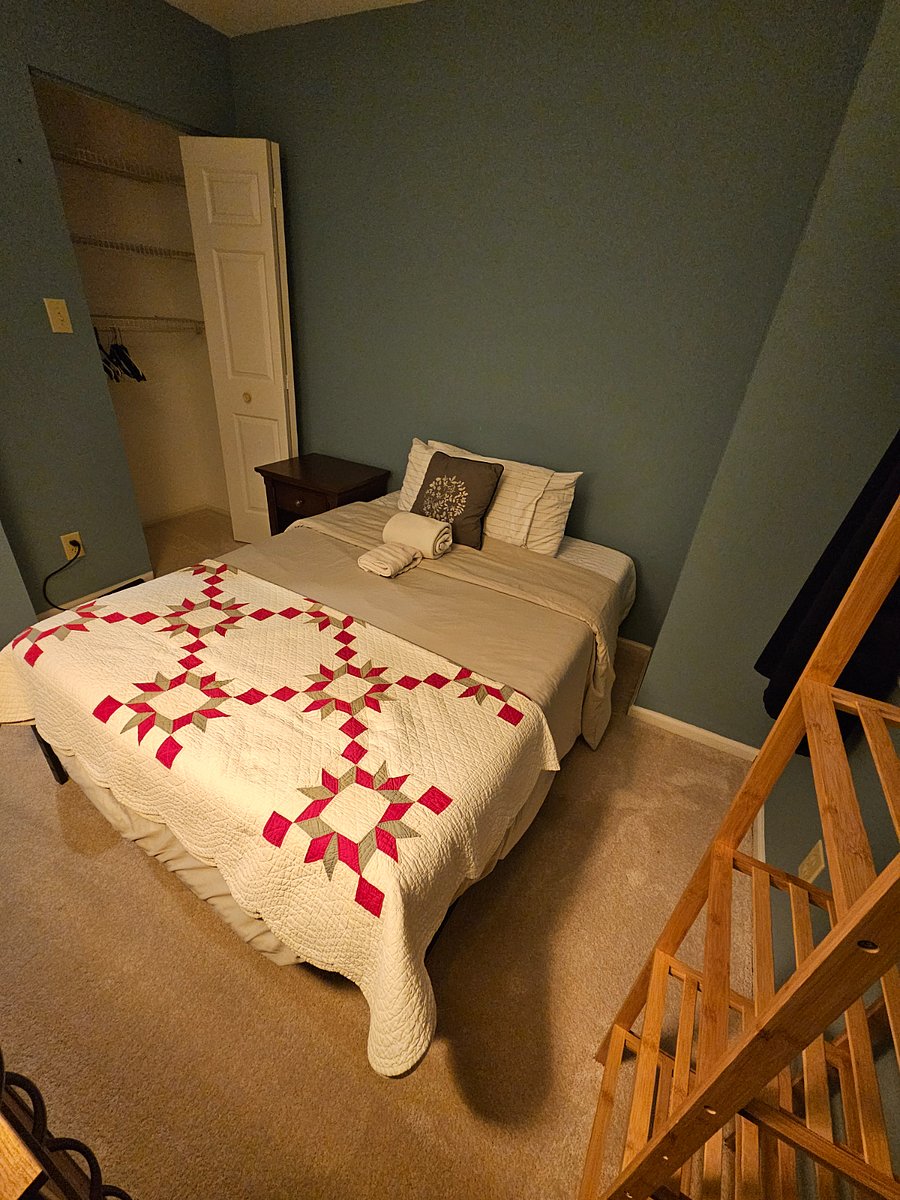 Full Bed (With Shared Bath)