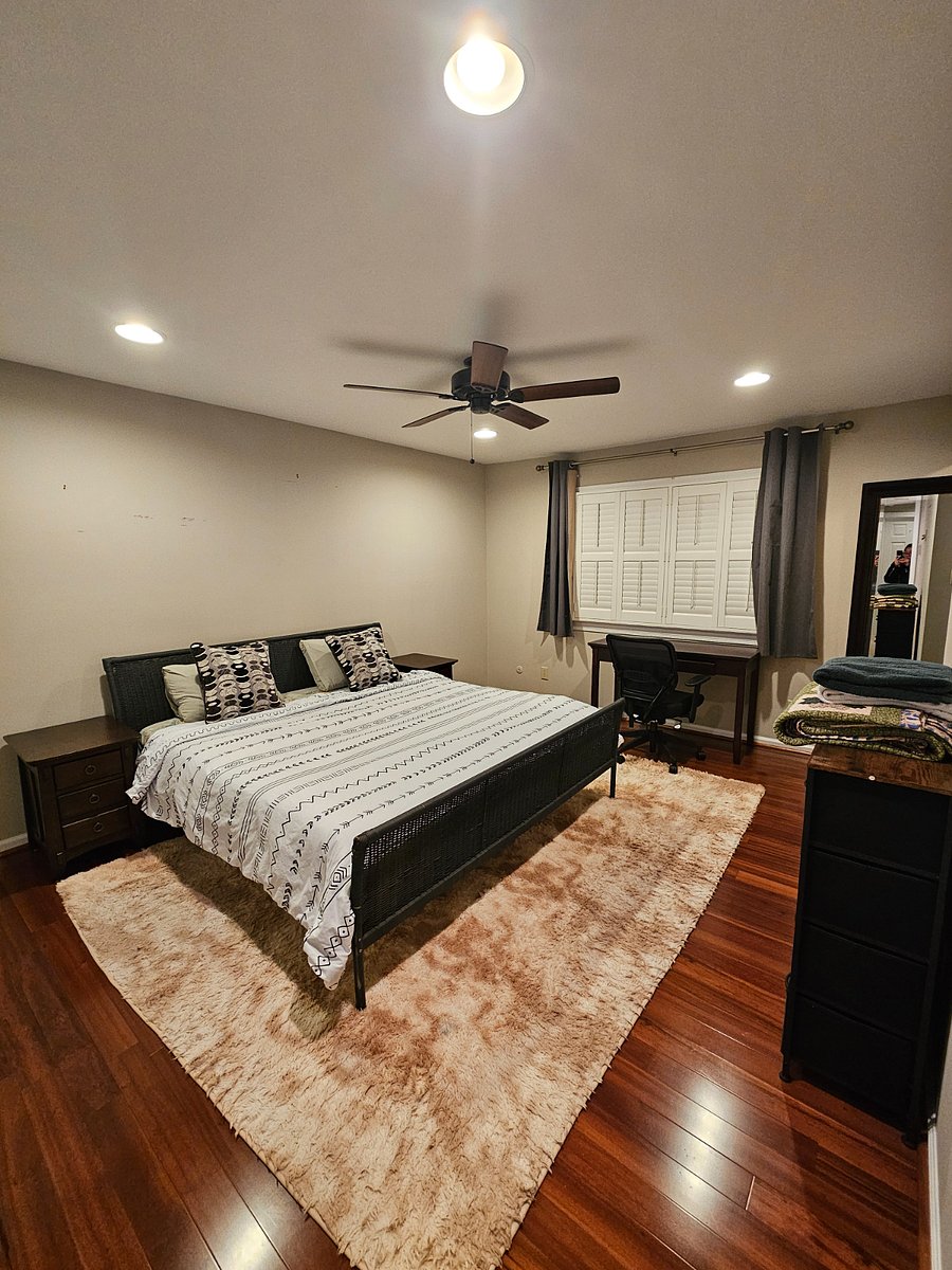 Master Suite (King Bed + Private Bath)