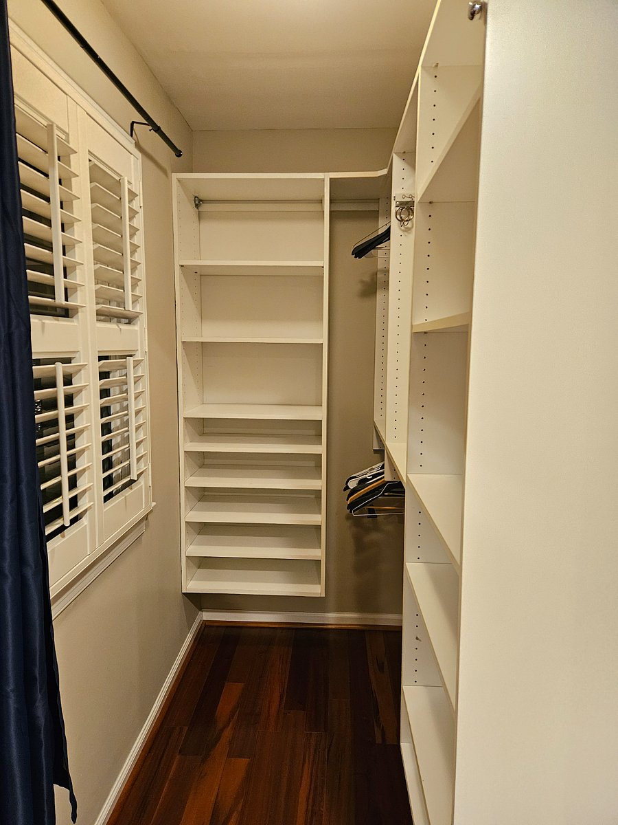 Master Suite (King Bed + Private Bath)