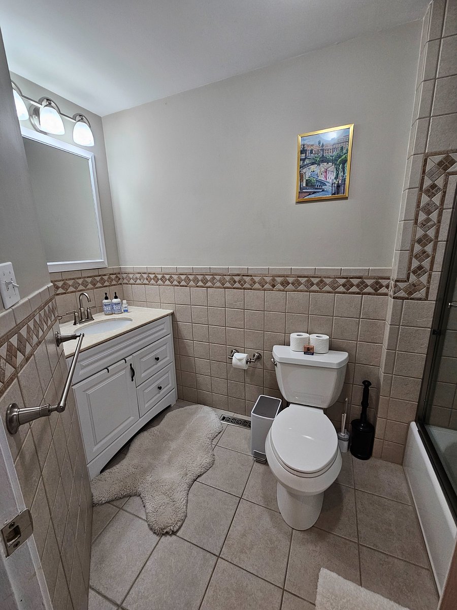 Hallway Bath (Shared with Queen and Full Bedrooms)