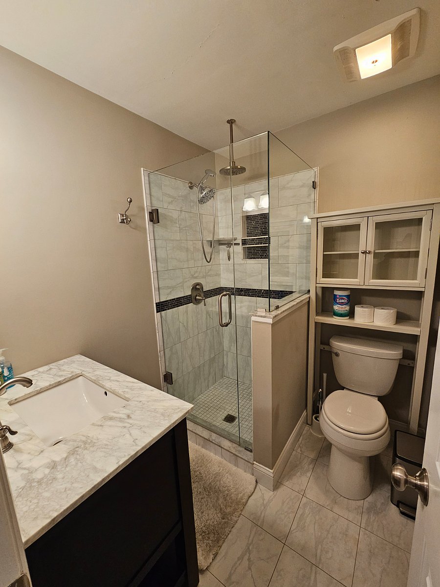 Master Suite (King Bed + Private Bath)