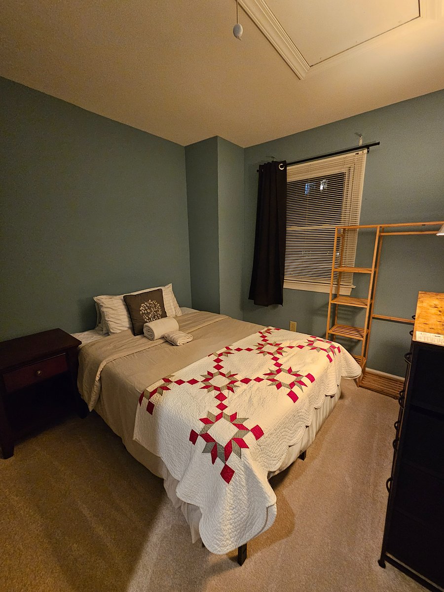 Full Bed (With Shared Bath)