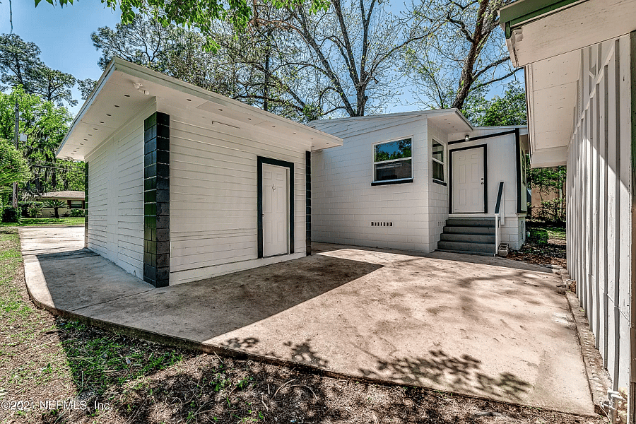 This space is shared with the main house - but shows entrance to the main house where the shared laundry is. - No fence between front and back yard of main house

