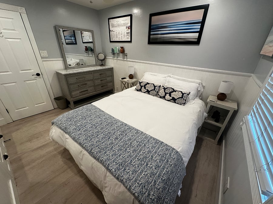 Guest bedroom. 