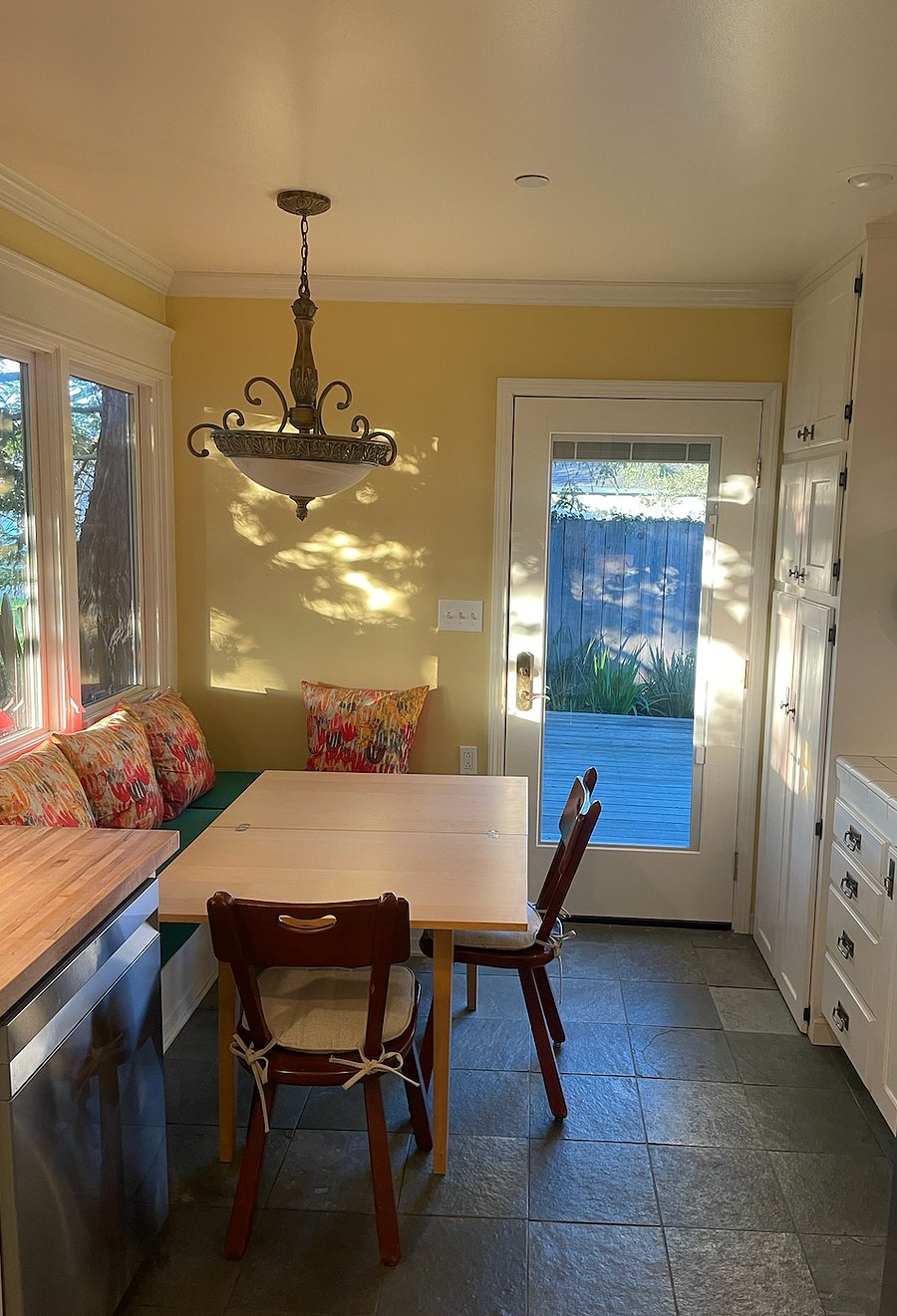 The table can be expanded to seat 4