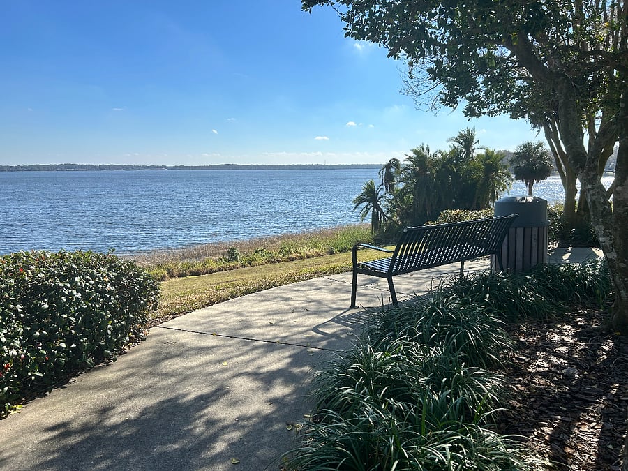 LIttle Lake Harris (part of a large chain of lakes) is just a short walk around the corner from the townhouse, then there's a beautiful paved walking trail and fishing docks. I have a paddleboard and kayak for your use.