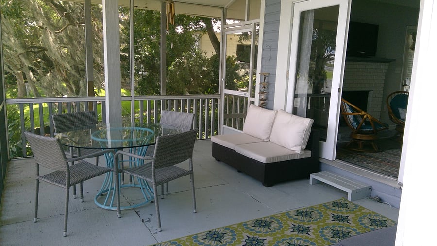 Fully screened wrap-around lanai