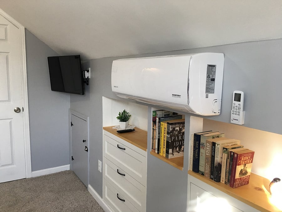 Very quiet AC/Heating unit. TV and fast speed internet.