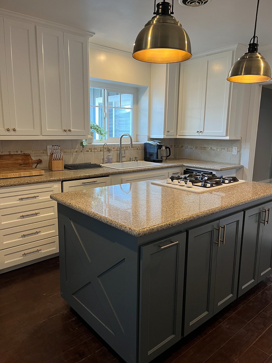 full sized kitchen with gas burner