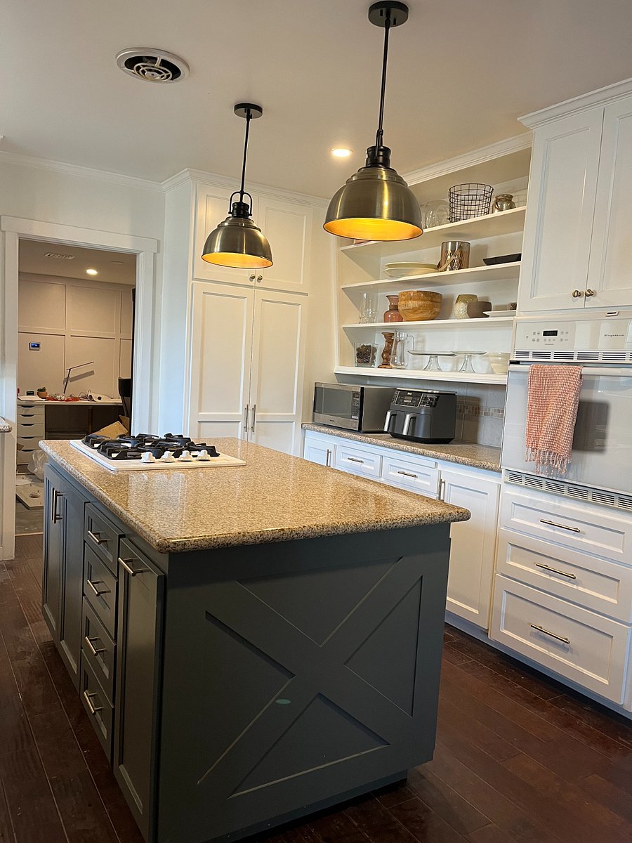 full large kitchen with gas burner