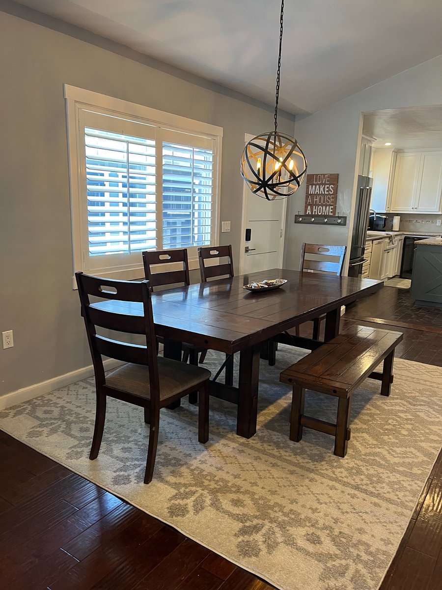 dining table comfortably seats 6