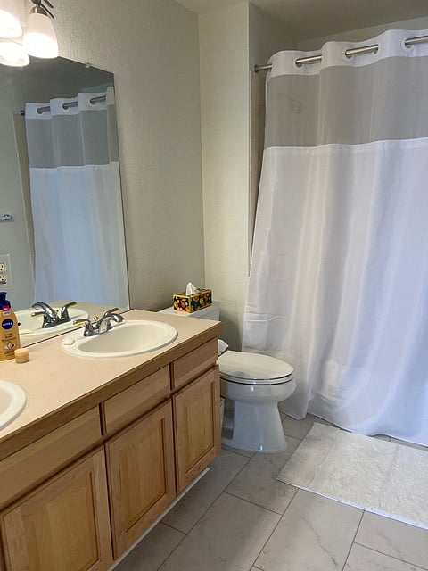 Upstairs ensuite bath