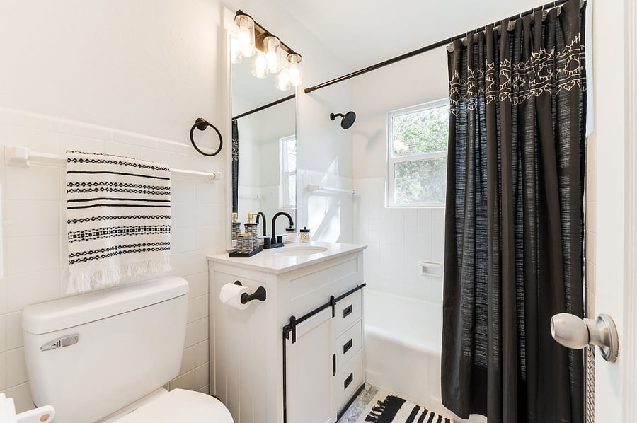 Shared hallway bathroom for Room 1 and 2