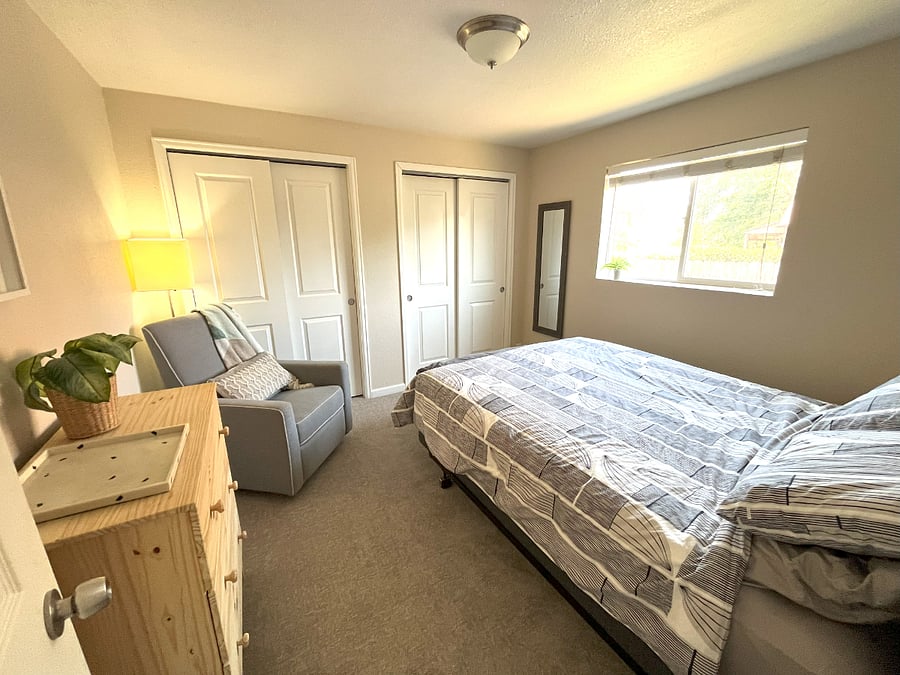 Queen bed and dual closets.