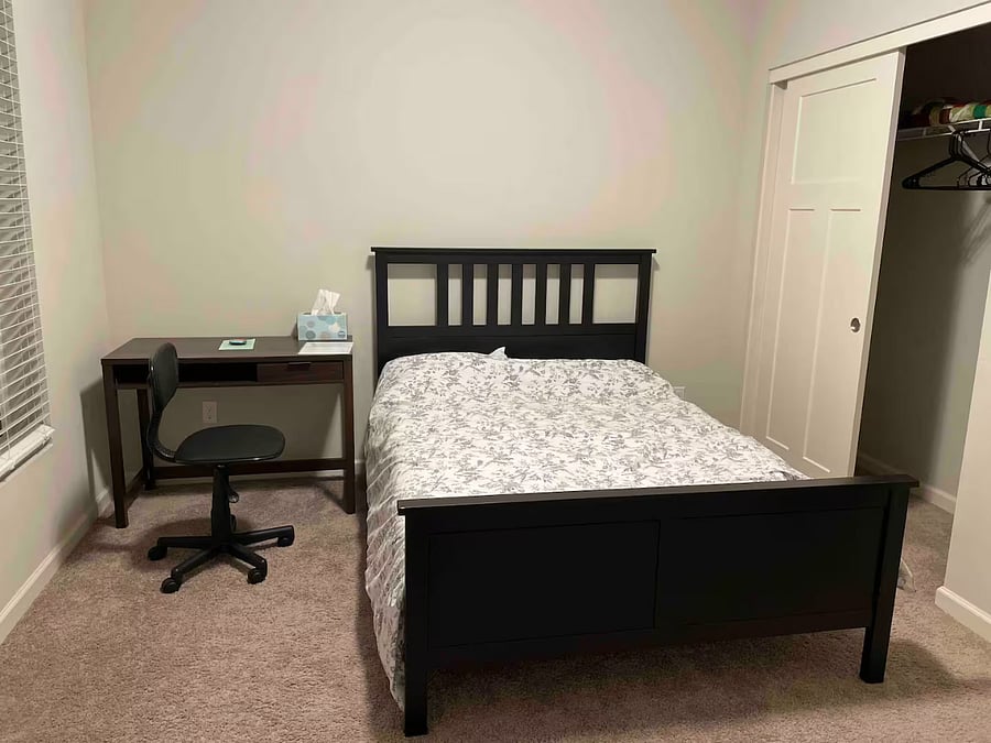 1 double/full bed with desk