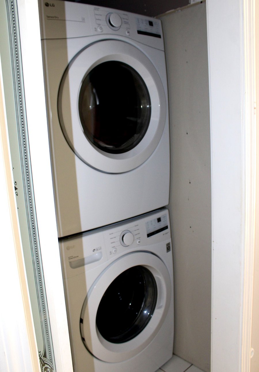Full in unit washer and dryer ( in closet)