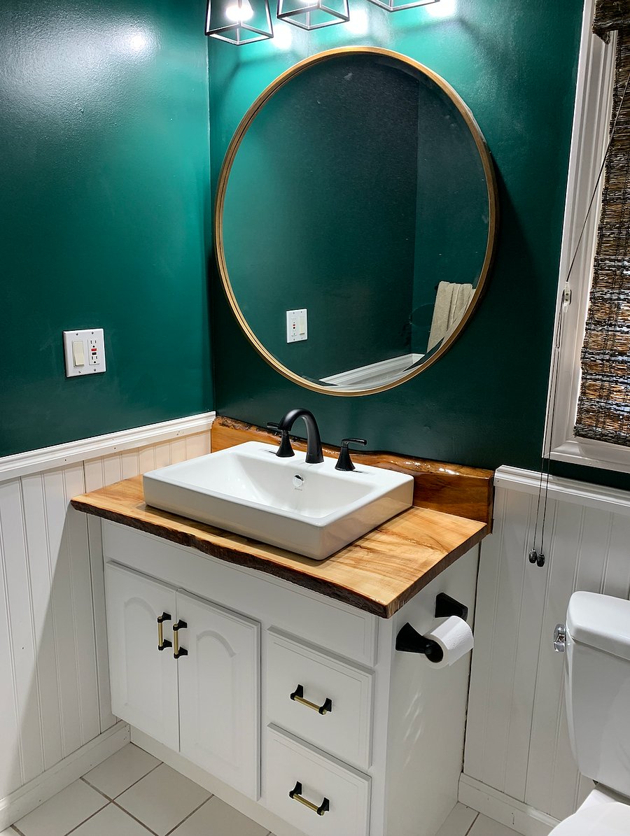 Full bathroom with shower/tub