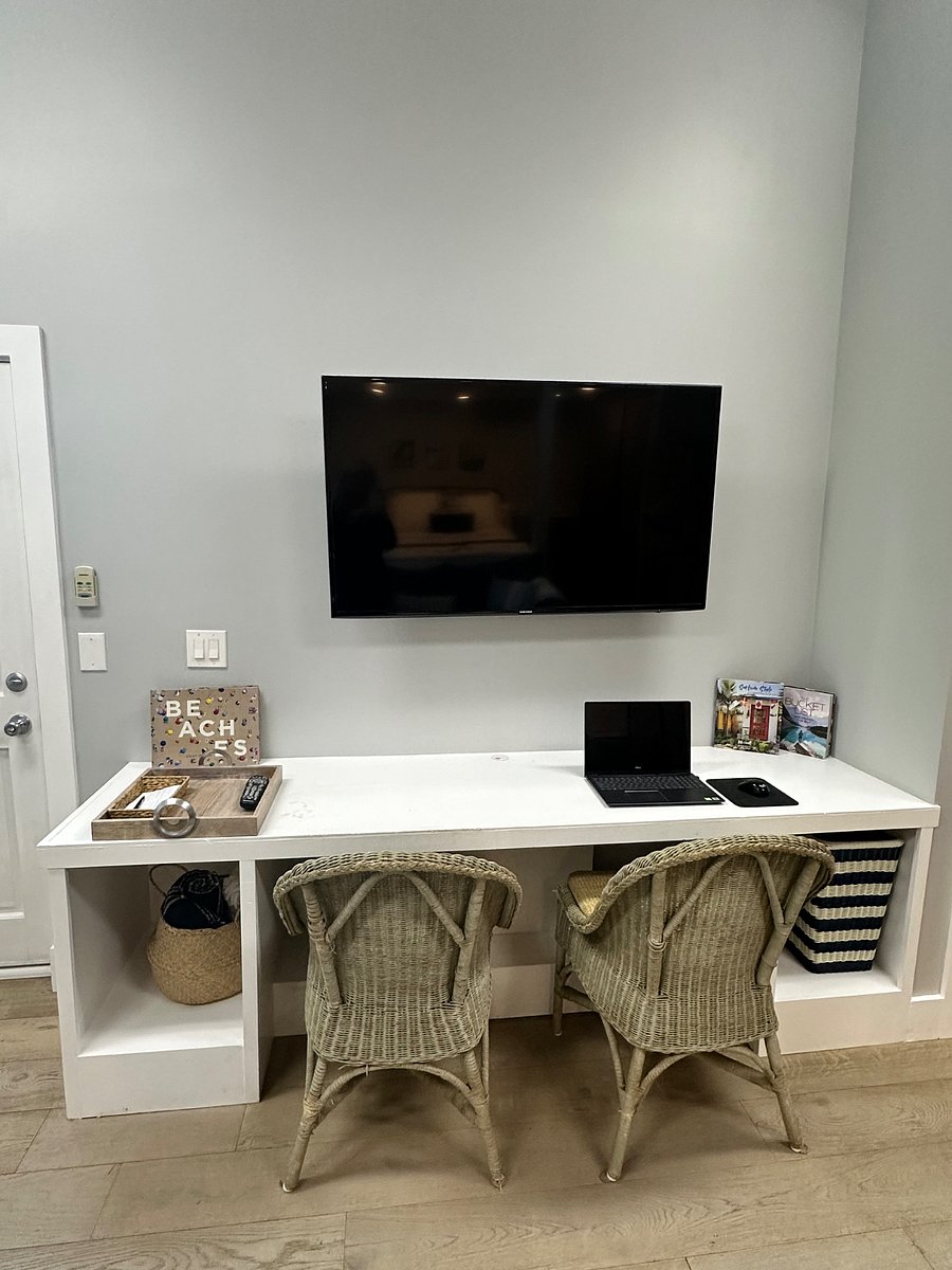 Built in Desk and smart TV