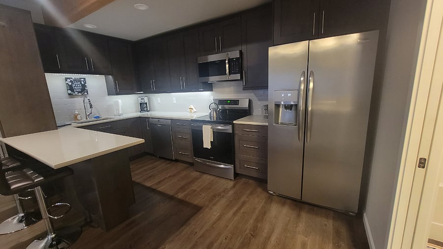 Full size kitchen with breakfast bar.