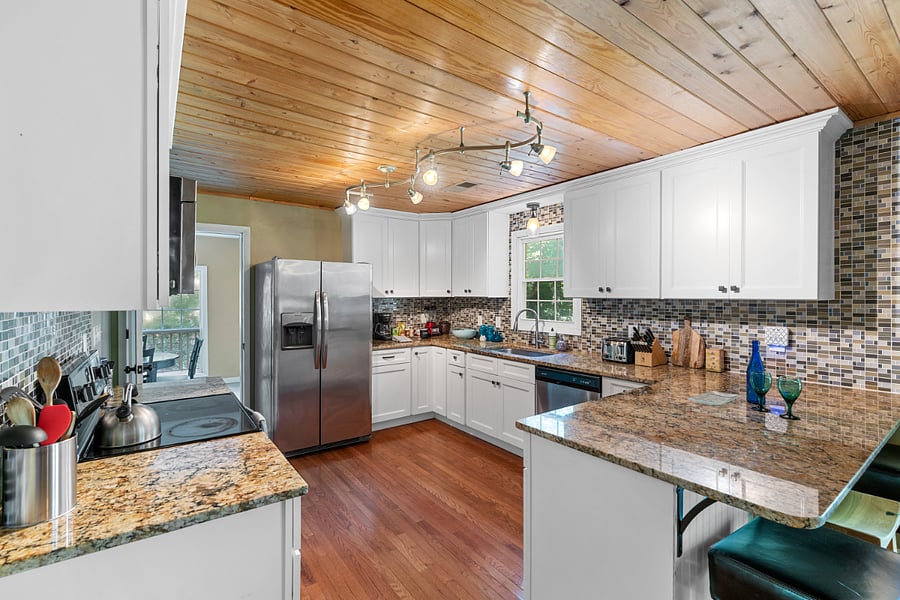 Full kitchen