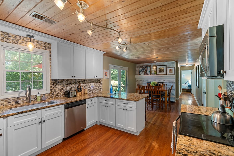 Large modern kitchen w granite countertops