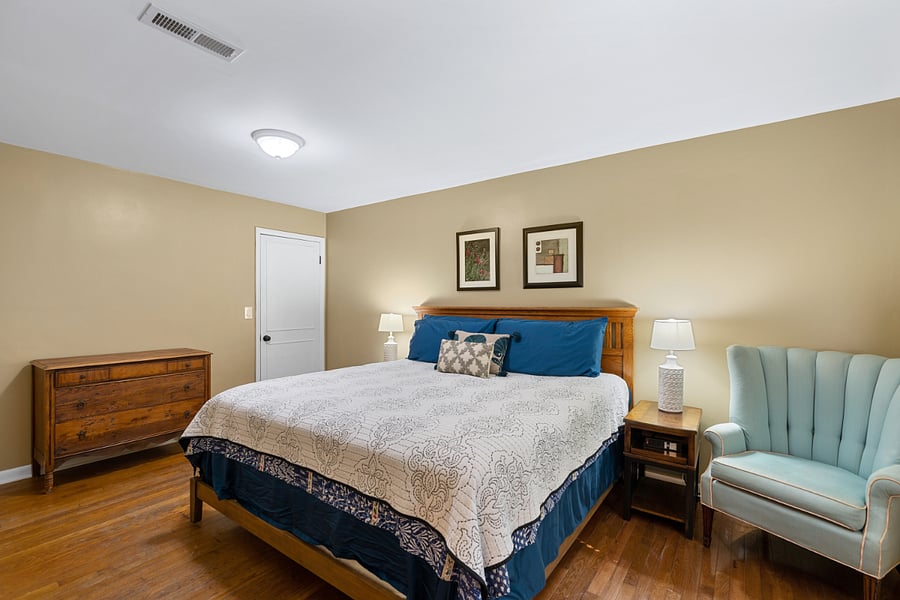 Master bed room w KING