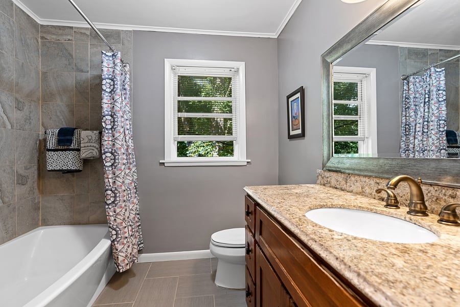 Hall bath w tub