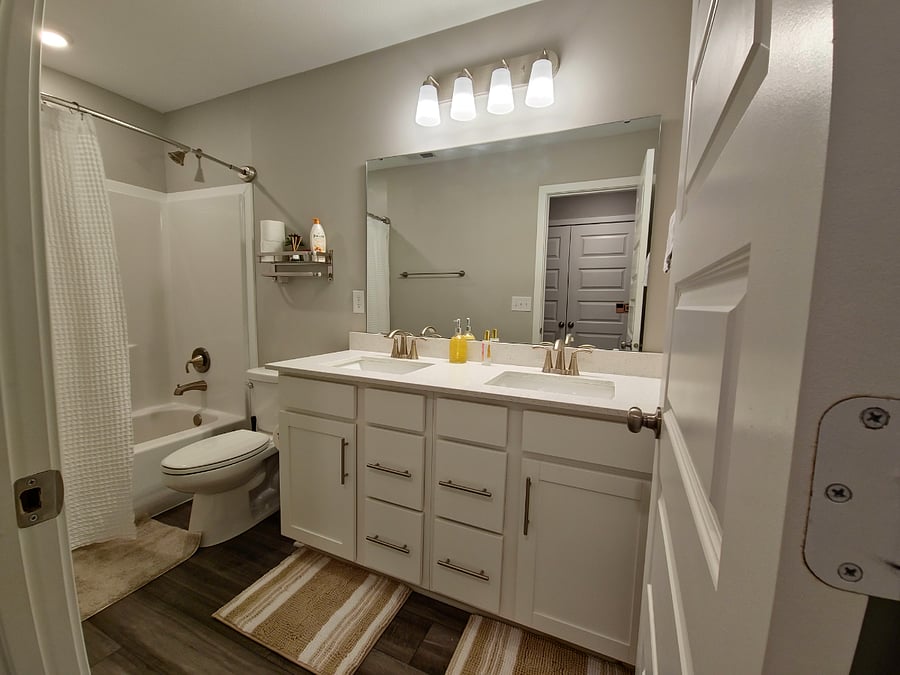 Upstairs main bathroom
