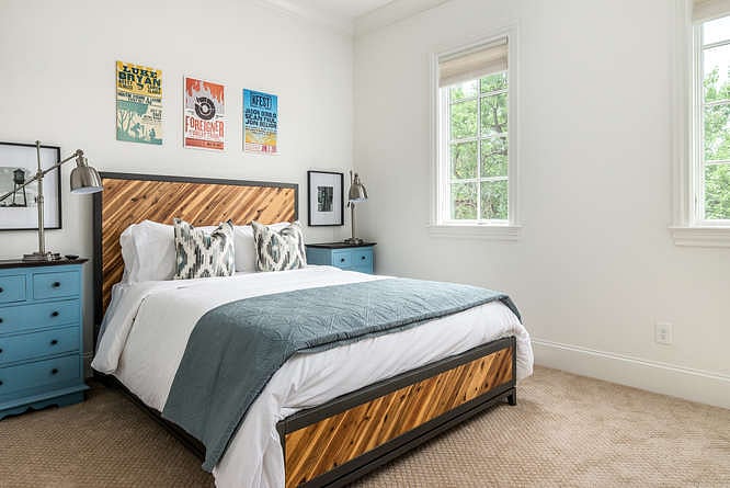 Secondary bedroom (queen)