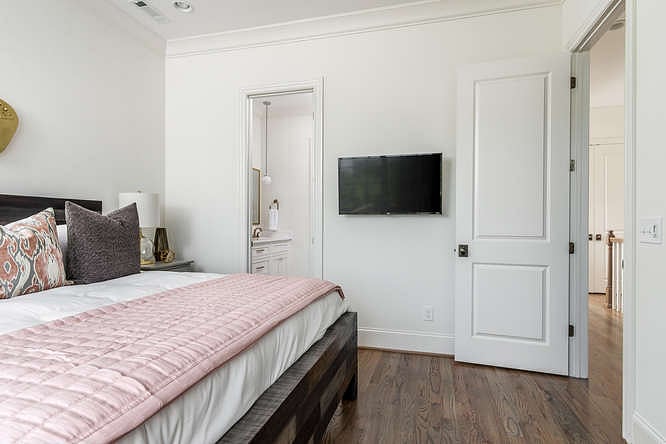 Primary bedroom (king)