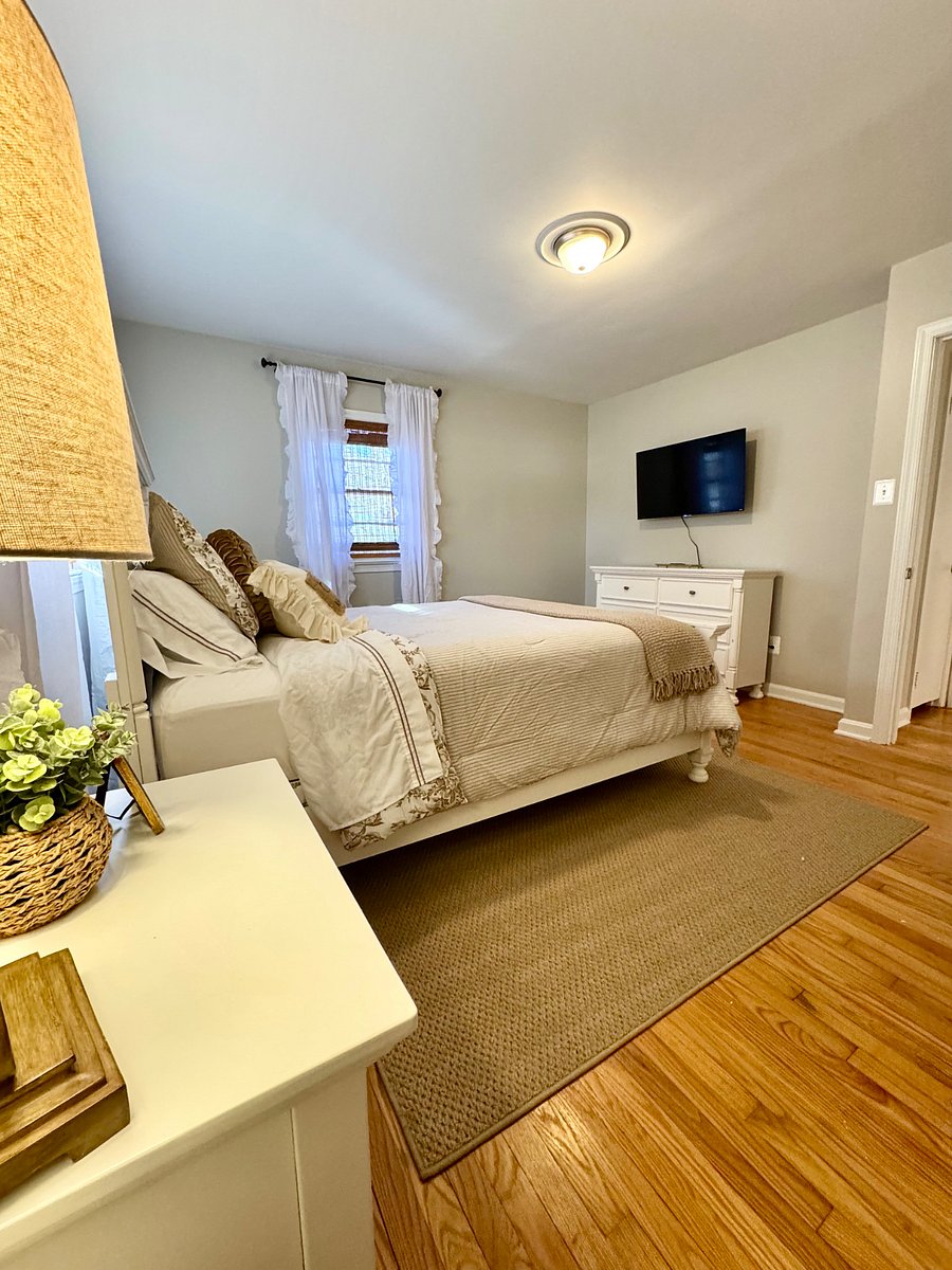 Bedroom 3, Queen bed