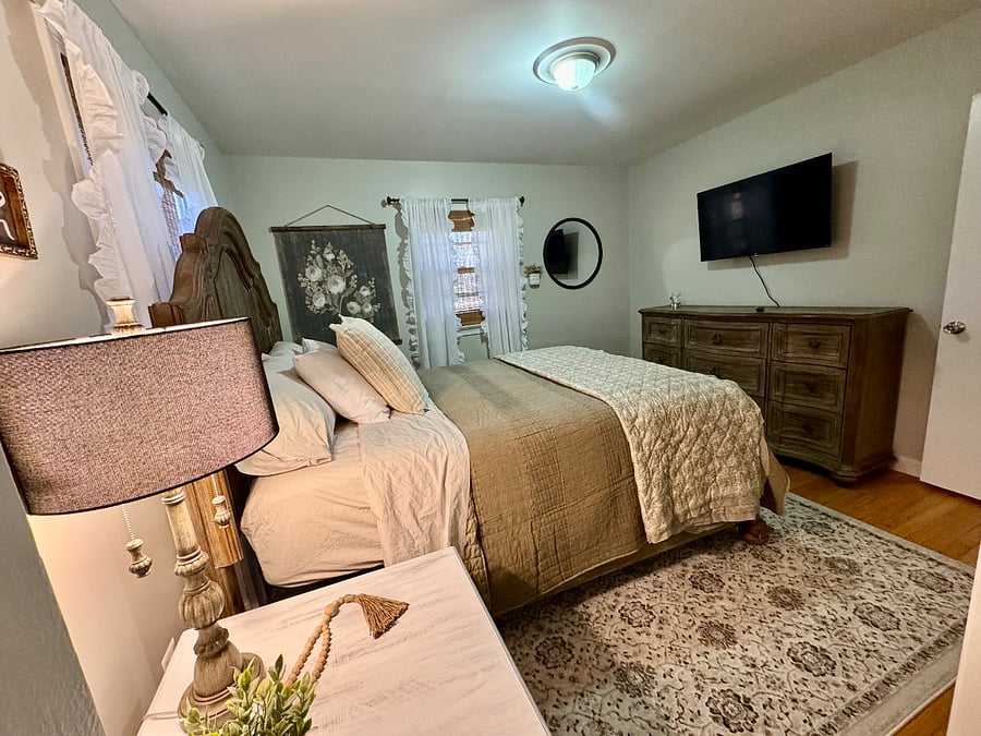 Bedroom 2, Queen bed