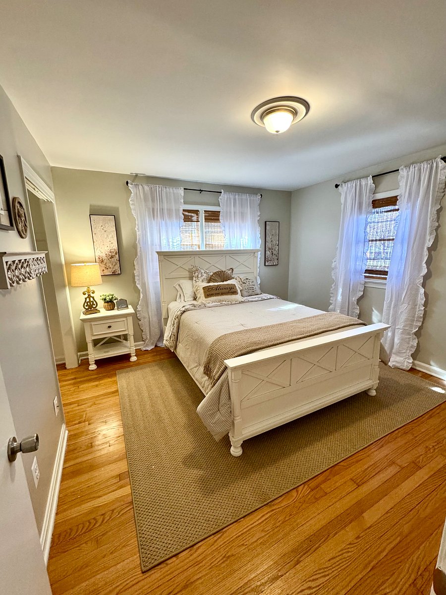 Bedroom 3, Queen bed